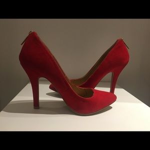 RED PUMPS